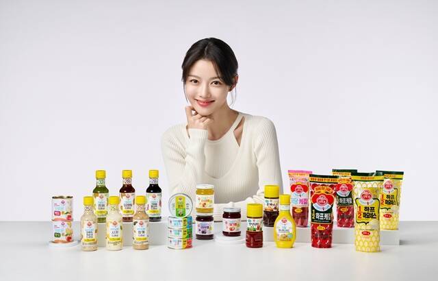 오뚜기가 저감 식품 브랜드 '라이트앤조이'를 출시하고 배우 김유정을 신규 모델로 발탁했다. /오뚜기