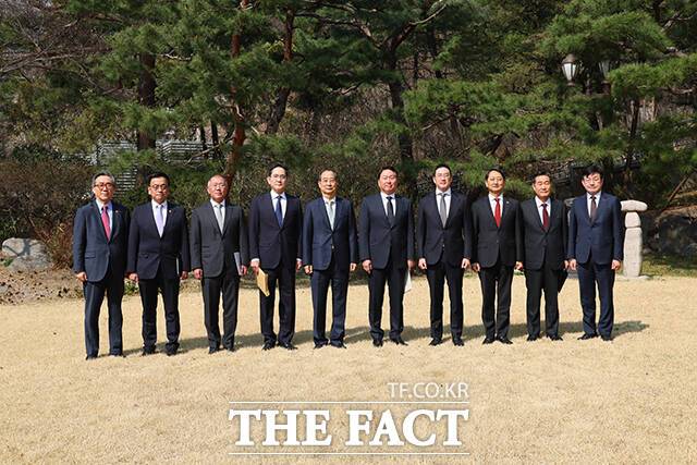 한덕수 대통령 권한대행 국무총리가 1일 서울 종로구 삼청동 총리공관에서 경제안보전략TF 회의를 개최했다. 왼쪽부터 조태열 외교부 장관, 최상목 경제부총리 겸 기획재정부 장관, 정의선 현대차 회장, 이재용 삼성전자 회장, 한 권한대행, 최태원 SK 회장, 구광모 LG 회장, 안덕근 산업통상자원부 장관, 신원식 국가안보실장, 성태윤 대통령실 정책실장. /총리실