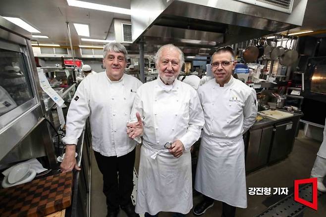 피에르 가니에르(가운데) 셰프와 프레데릭 에리에(왼쪽) 피에르가니에르서울 총괄셰프가 26일 서울 중구 롯데호텔 피에르가니에르서울 주방에서 포즈를 취하고 있다. 강진형 기자