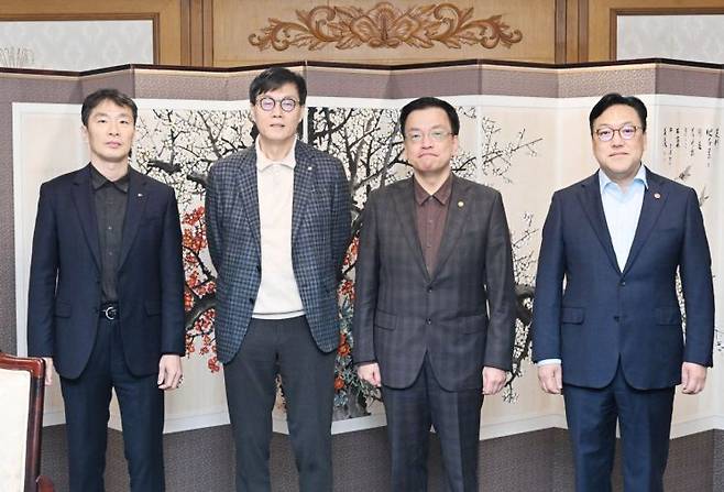 지난달 7일 정부서울청사에서 열린 F4 회의. 왼쪽부터 이복현 금융감독원장, 이창용 한국은행 총재, 최상목 경제부총리 겸 기획재정부 장관, 김병환 금융위원장. 연합뉴스