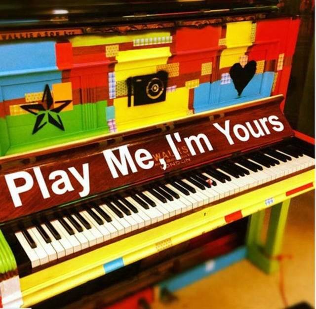 영국 설치 미술가 루크 제람(Luke Jerram)이 2008년 ‘플레이 미, 암 유어스(Play Me, I’m Yours·나를 연주해 줘)’라는 캠페인을 통해 설치한 거리 피아노/미디엄(Medium)