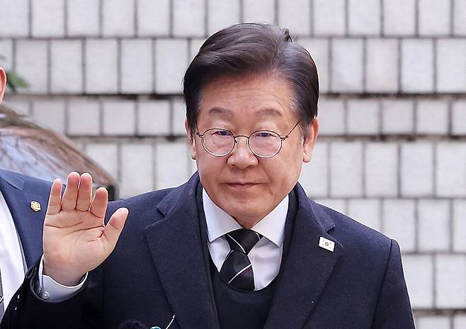 이재명 더불어민주당 대표가 1일 서울 서초구 중앙지법에서 열린 대장동 배임 및 성남FC 뇌물 의혹 1심 속행 공판에 출석하고 있다. /뉴스1