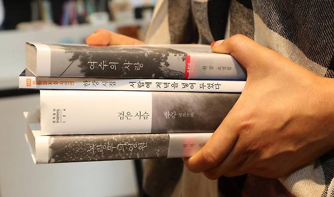 제주시 이도이동 남문서점에서 한 시민이 한국 작가 최초로 노벨 문학상을 수상한 소설가 한강의 작품을 구매하고 있다. 2024.10.11. 뉴시스