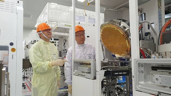 김영주 APS 최고운영책임자 부회장(오른쪽)이 AP시스템의 급속열처리장비(RTP)를 살펴보는 모습(사진=AP시스템 제공)