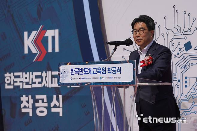 김성섭 중소벤처기업부 차관이 1일 강원 원주에서 열린 '한국반도체교육원 착공식'에서 축사를 하고 있다.(사진=중소벤처기업부)