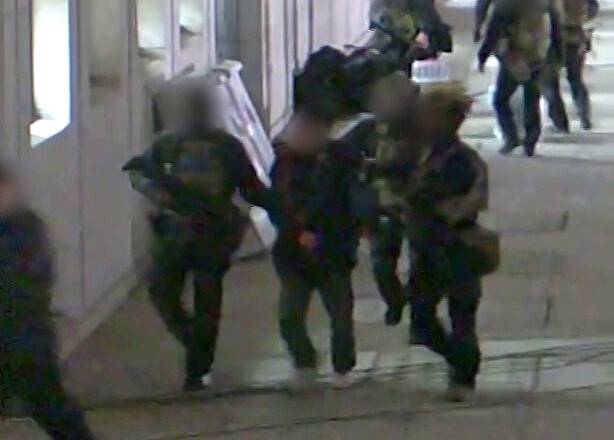 뉴스토마토가 1일 공개한 국회 본관 폐회로텔레비전 영상. 지난해 12월3일 밤 국회에 침투한 육군 특수전사령부 707특수임무단 대원들이 이 회사 유지웅 기자(왼쪽 둘째)를 제압해 이동하고 있다. 뉴스토마토 제공