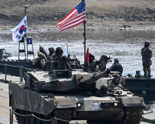 20일 경기 연천군 임진강 일대 석은소 훈련장에서 열린 한미 연합 제병협동 도하훈련에서 K1E1전차가 180m 길이의 연합부교를 건너고 있다. 2025년 전반기 한미 연합연습의 일환으로 실시된 이번 훈련에는 국군 5·7공병여단과 미2사단, 한미연합사단 등 총 600여 명의 장병이 참가했다. 사진공동취재단