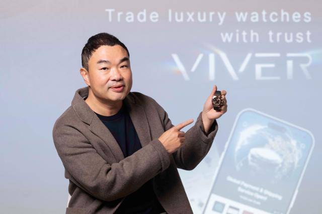 문제연 바이버 대표가 서울 세종로 한국일보사에서 온라인 명품 시계 거래소 '바이버'에 대해 설명하고 있다. 그는 명품 시계 사업을 하며 그동은 차던 스마트 시계 대신 롤렉스의 '데이토나'를 구입했다. 류기찬 인턴기자