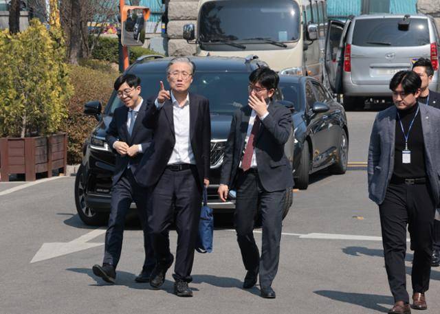 윤석열 대통령 탄핵심판 선고 기일을 앞두고 1일 서울 종로구 헌법재판소에서 김형두 헌법재판관이 직원들과 헌재 경내를 점검하고 있다. 연합뉴스
