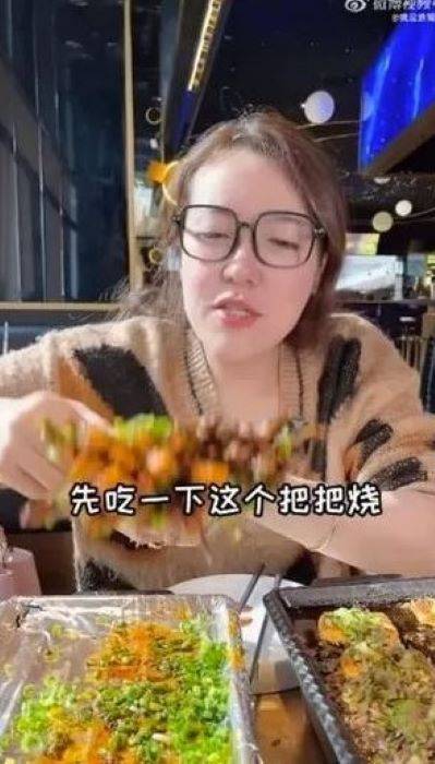 실제로 남성임에도 여장하며 먹방을 진행한 랑웨이셴/사진=사우스차이나모닝포스트 캡처