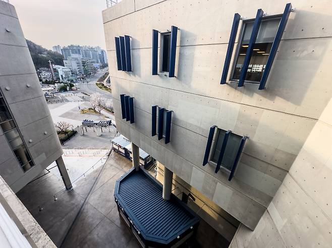 <yonhap photo-5628=""> 야구장 낙하 사고 현장 (창원=연합뉴스) 김동민 기자 = 지난 29일 경남 창원시 마산회원구 창원NC파크에서 NC 다이노스와 LG 트윈스 경기 중 3루 방향 건물에 설치된 외장 마감 자재(알루미늄 소재 루버)가 낙하해 관람객을 덮쳤다. 이 사고로 A씨가 치료받다가 숨졌고, A씨 동생은 쇄골이 부러져 치료 중이다. 한국야구위원회(KBO)는 사고 이튿날 창원NC파크 경기를 취소했다. 또 희생자 추모와 경기장 안전 진단을 위해 4월 1∼3일 창원NC파크에서 열릴 예정이던 NC와 SSG 랜더스 3연전은 연기됐다. 사진은 31일 창원NC파크 마감 자재가 낙하한 건물(상단 가운데). 2025.3.31 image@yna.co.kr/2025-03-31 17:47:27/ <저작권자 ⓒ 1980-2025 ㈜연합뉴스. 무단 전재 재배포 금지, AI 학습 및 활용 금지></yonhap>