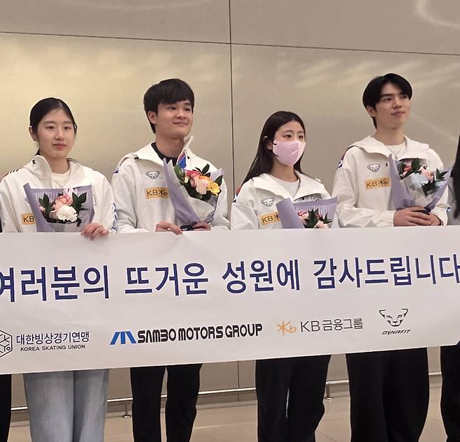 1일 세계선수권을 마치고 인천국제공항을 통해 귀국한 피겨 대표팀 이해인(왼쪽부터) 김현겸, 윤아선, 차준환. 사진=대한빙상경기연맹