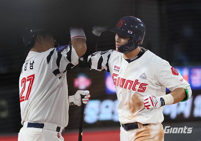 윤동희가 2023년 6월 13일 사직 한화 이글스전에서 문동주를 상대로 홈런을 치고 동료 유강남과 기쁨을 나누는 모습. 사진=롯데 자이언츠&nbsp;