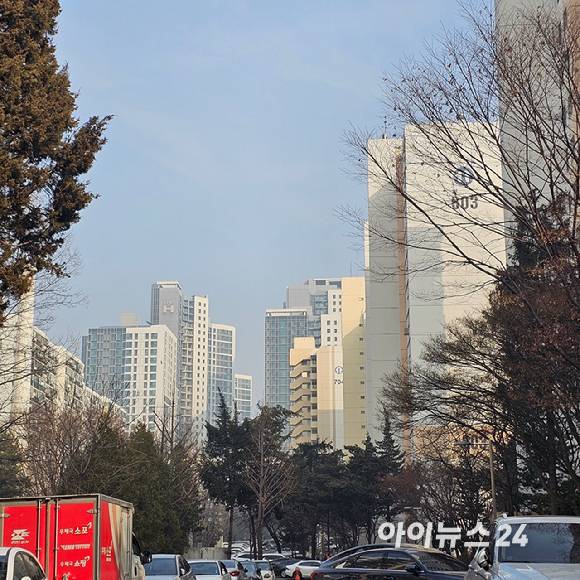 개포6,7단지 너머로 개포주공8단지를 재건축 한 '디에이치자이 개포'가 보인다. 2025.01.21 [사진=이효정 기자 ]