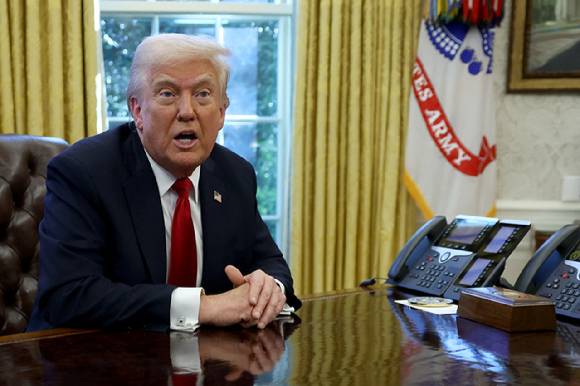 도널드 트럼프 미 대통령이 현지시간 26일 백악관 집무실에서 '외국산 자동차' 관세 부과 관련 기자회견을 갖고 있다. [사진=로이터/연합뉴스]