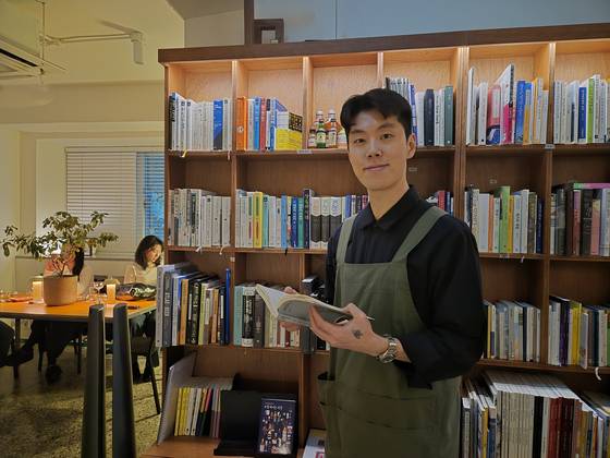 지난달 29일 서울 마포구 망원동에서 운영 중인 '책바'의 정인성 대표(39)가 서가를 정리하고 있다. 지난 2015년 오픈한 책바는 책과 술을 같이 즐길 수 있는 공간으로 성업 중이다. 전율 기자