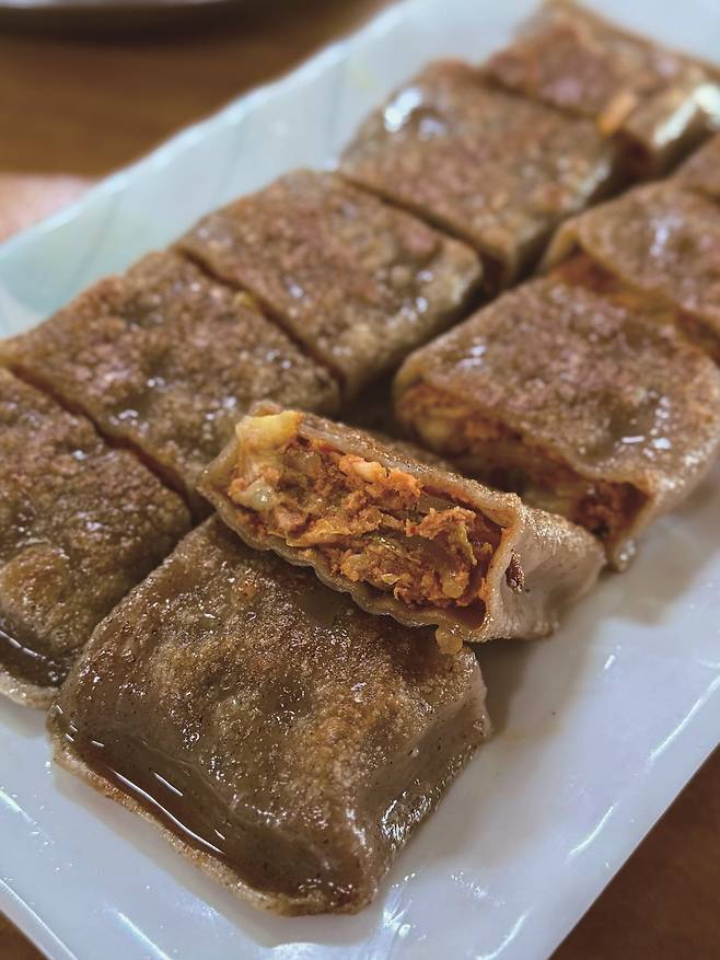 쫀득한 메밀 전병은 가평의 대표 간식 중 하나다. 사진=박소윤