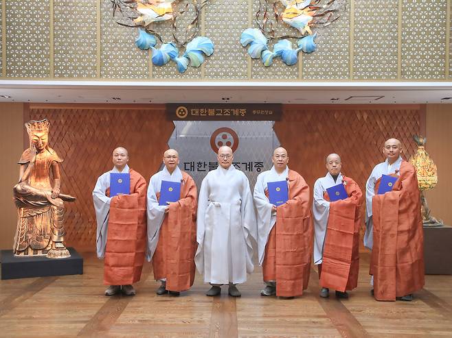 대한불교조계종 총무원의 신임 교역직 부·실장들이 지난달 31일 총무원장 진우스님(왼쪽에서 세번째)과 기념촬영하고 있다. 조계종 제공