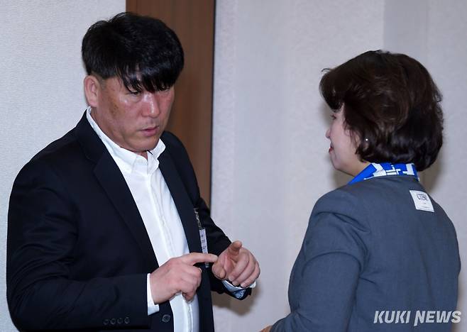 박한신 12·29 여객기 참사 유가족협의회 대표가 1일 서울 영등포구 국회에서 열린 '12·29 여객기 참사 피해자와 유가족 지원 및 추모사업 지원 소위원회'에서 이수진 특위소위원장과 대화하고 있다.