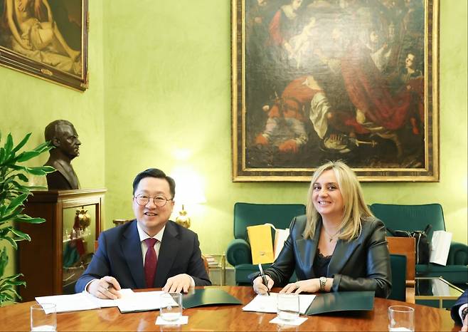 이장우(왼쪽) 대전시장이 3월 31일(현지시각) 스페인 그라나다 시청에서 마리프란 카라소 그라나다 시장과 우호협약을 갱신한 뒤 기념촬영하고 있다. 대전시 제공