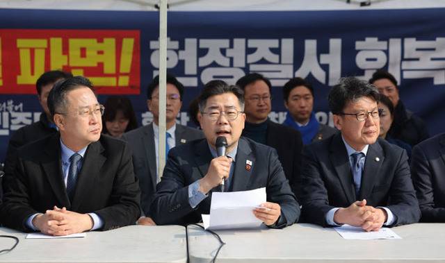 박찬대(가운데) 더불어민주당 원내대표가 서울 광화문 앞 천막당사에서 열린 원내대책회의에서 모두발언을 하는 모습. 연합뉴스