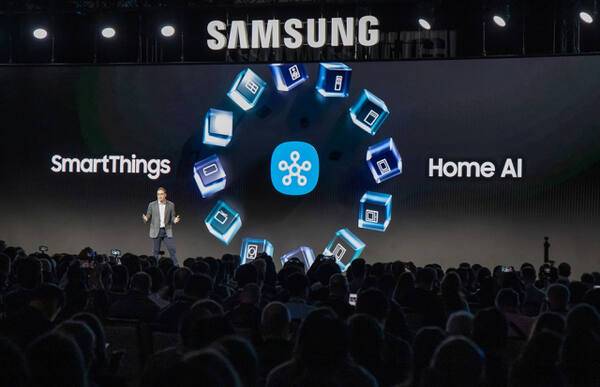 삼성전자 미국법인 조나단 가브리오가 현지시간 1월 6일 진행된 ‘CES 2025 삼성 프레스 콘퍼런스’ 행사에서 ‘맞춤형 홈’ 경험을 주제로 발표하고 있다. 삼성전자