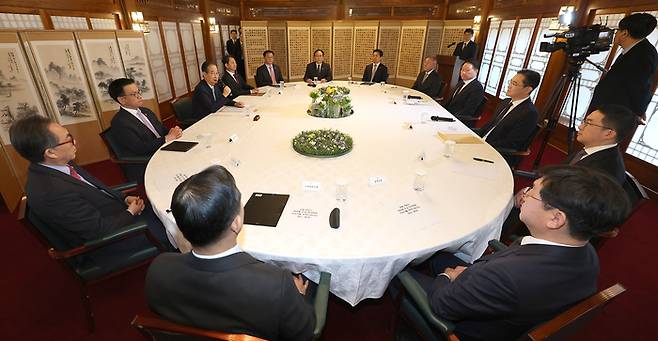 한덕수 대통령 권한대행 국무총리가 1일 오전 삼청동 총리공관에서 열린 경제안보전략 태스크포스(TF) 회의에 앞서 모두발언을 하고 있다. 2025.4.1. [사진 = 대통령실사진기자단  이승환 기자]