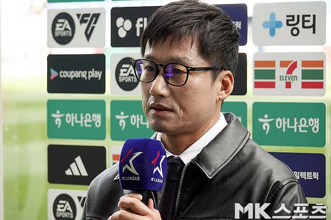3월 29일 대전하나시티즌 원정을 앞두고 방송 인터뷰에 임하고 있는 광주 FC 이정효 감독. 사진=이근승 기자