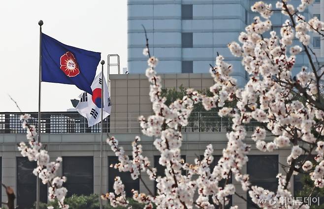 (서울=뉴스1) 장수영 기자 = 1일 서울 종로구 헌법재판소의 깃발이 바람에 날리고 있다.   헌법재판소는 이날 오는 4일 오전 11시에 윤석열 대통령 탄핵 심판 선고기일을 진행한다고 밝혔다. 2025.4.1/뉴스1  Copyright (C) 뉴스1. All rights reserved. 무단 전재 및 재배포,  AI학습 이용 금지. /사진=(서울=뉴스1) 장수영 기자