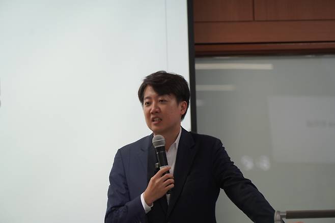 이준석 개혁신당 의원이 1일 서울 성북구 국민대에서 대학생들을 대상으로 강연하고 있다. /사진=이준석 의원실 제공.