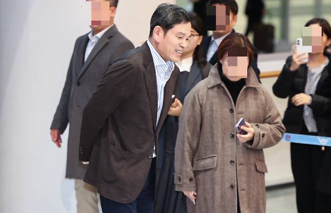 정용진 이마트 회장과 이마트 임직원의 연봉 격차가 줄어들고 있다. 정용진 신세계그룹 회장이 지난해 12월22일 방미 일정을 마치고 인천국제공항 제2터미널을 통해 귀국하면서 기자와 만나 대화하고 있다. /사진=뉴스1