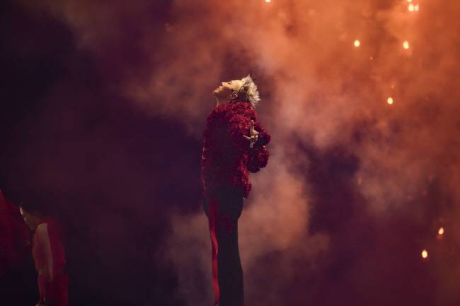 지드래곤이 지난달 29일 고양종합운동장에서 열린 ‘2025 월드투어 ‘위버멘쉬’ 인 코리아’(WORLD TOUR ‘Ubermensch’ IN KOREA) 첫 공연에서 하늘을 우러르는 특유의 제스처를 선보이고 있다.  갤럭시코퍼레이션 제공