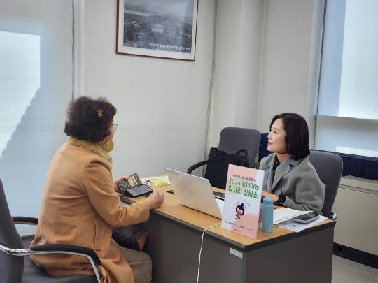 서울 강서구의 ‘찾아가는 일자리상담소’에서 상담이 진행되고 있다. 강서구청 제공