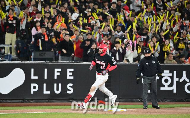 2025년 3월 28일 오후 대전 한화생명 볼파크에서 진행된 '2025 신한 SOL뱅크 KBO 리그' KIA 타이거즈와 한화 이글스의 경기. KIA 위즈덤이 7회초 선두타자 홈런을 친 뒤 그라운드를 돌고 있다../대전=유진형 기자 zolong@mydaily.co.kr