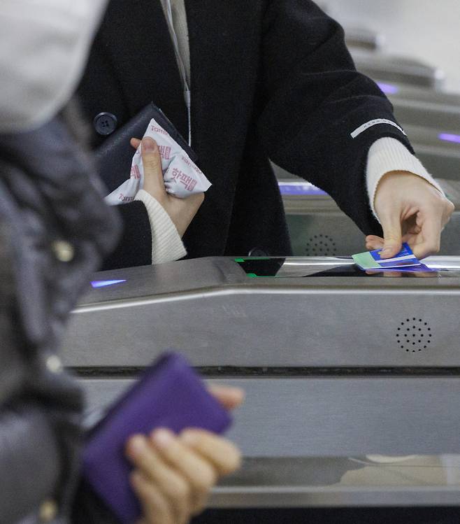 서울의 한 지하철역에서 하차한 시민이 교통카드를 이용해 개찰구를 빠져 나가고 있다. [연합]
