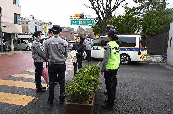 서울 종로구 재동초등학교 앞에서 기동순찰대원과 종로경찰서 소속 학교전담 경찰관(SPO)이 학교 관계자와 면담을 진행하고 있다. [서울청 제공]