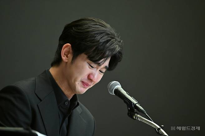 고 김새론 배우와 미성년자 시절 교제했다는 의혹을 받는 배우 김수현이 31일 오후 서울 마포구 스탠포드 호텔에서 기자회견 중 눈물을 흘리고 있다. 김수현은 그간 김새론과의 교제 의혹에 대해 부인했으나, 입장을 번복하고 김새론이 성인이 된 이후부터 1년간 교제했다고 주장했다. 하지만 김새론 유족 측은 고인이 미성년자 시기 김수현과 교제한 증거로 2016년 두 사람의 카카오톡 대화를 공개하며 논란이 이어지고 있다. [사진=임세준 기자/jun@]