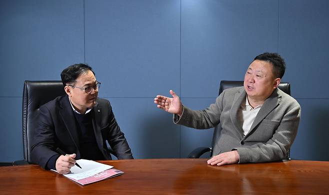 정주영(오른쪽) 미래인 회장이 서울 서초구 미래인 본사에서 김영상 코리아헤럴드 사장과 인터뷰를 하고 있다.   임세준 기자