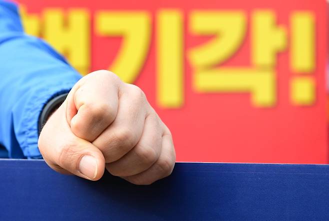 헌법재판소가 윤석열 대통령의 탄핵심판 결정 선고일을 지정하지 않으면서 정국이 여전히 안갯속에 갇힌 가운데 25일 오전 서울 종로구 헌법재판소앞에서 박홍근 더불어민주당 의원이 주먹을 쥐고 있다. 이상섭 기자