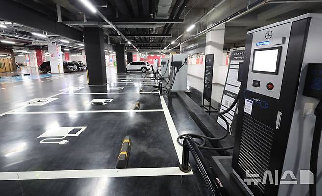 [서울=뉴시스] 김금보 기자 = 10일 서울시내 한 지하주차장에 운영되고 있는 전기자동차 전용 충전구역이 비교적 한산한 모습을 보이고 있다. 전기차 캐즘(Chasm·일시적 수요 정체)과 화재 사고 우려로 인해 수입 전기차 등록 대수가 급감했다. 한국수입자동차협회에 따르면 지난 8∼9월 신규 등록된 수입 전기차는 6868대로, 전년 동기 대비 40.1% 감소했다. 2024.10.10. kgb@newsis.com