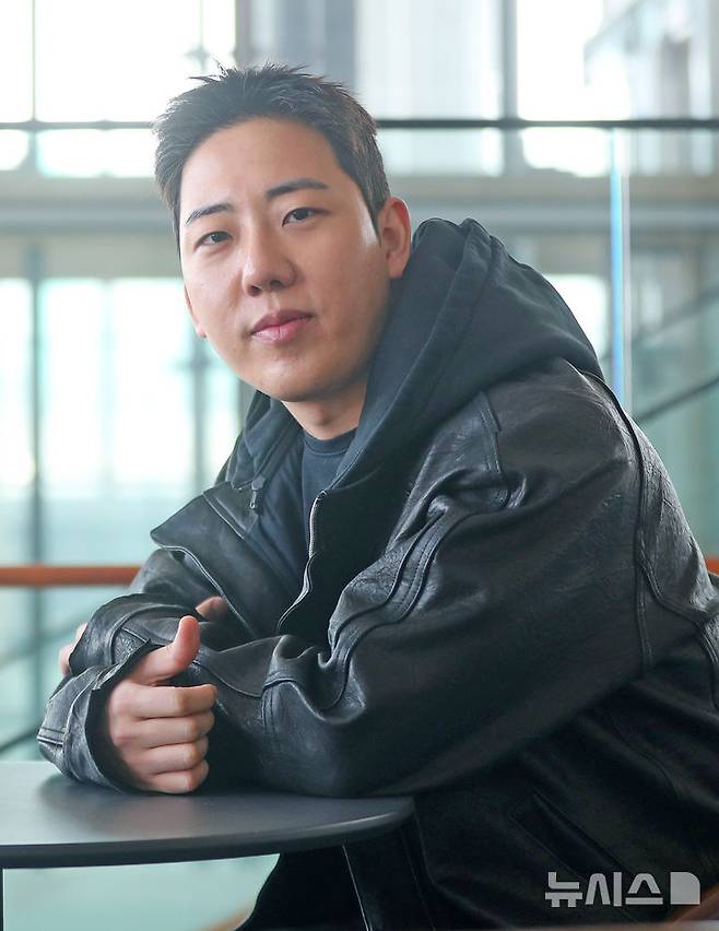 [서울=뉴시스] 김혜진 기자 = 신호승 아트디렉터가 지난 21일 서울 중구 국립극장에서 뉴시스와 인터뷰에 앞서 포즈를 취하고 있다. 2025.03.25. jini@newsis.com