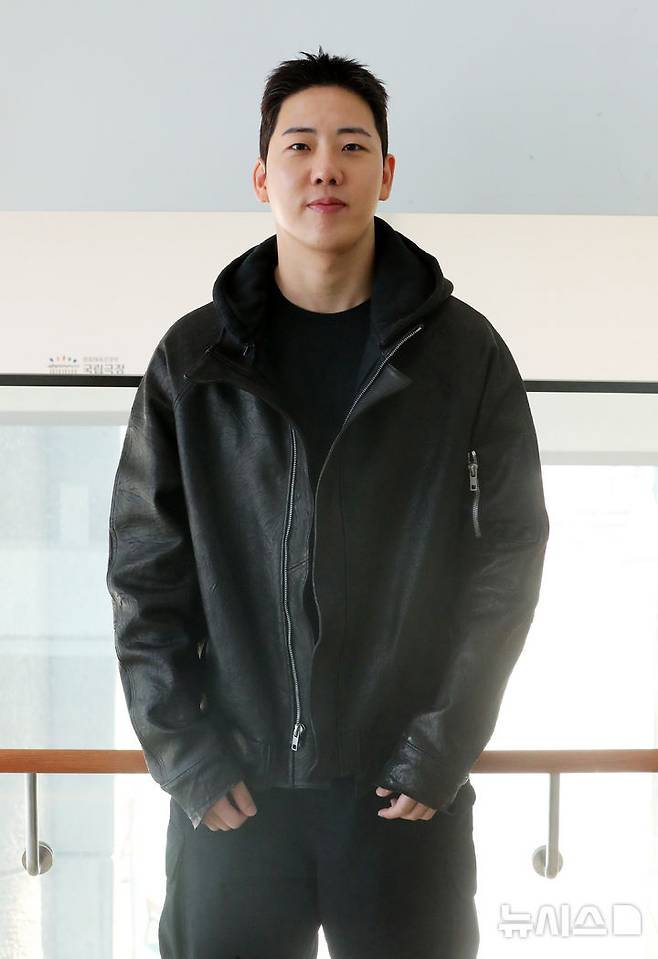 [서울=뉴시스] 김혜진 기자 = 신호승 아트디렉터가 지난 21일 서울 중구 국립극장에서 뉴시스와 인터뷰에 앞서 포즈를 취하고 있다. 2025.03.25. jini@newsis.com