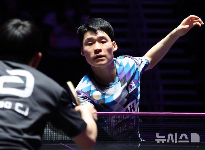 [인천=뉴시스] 전진환 기자 = 1일 인천 중구 인스파이어 아레나에서 열린 WTT(월드테이블테니스) 챔피언스 인천 2025 대회 32강 경기에서 장우진(대한민국)이 가오청루이(대만)를 상대로 경기를 펼치고 있다. 2025.04.01. amin2@newsis.com