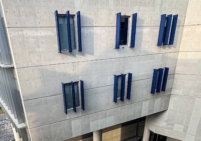 지난 29일 경남 창원시 마산회원구 창원NC파크에서 NC 다이노스와 LG 트윈스 경기 중 3루 방향 건물에 설치된 외장 마감 자재(알루미늄 소재 루버)가 낙하해 관람객을 덮쳤다. 이 사고로 A씨가 치료받다가 숨졌고, A씨 동생은 쇄골이 부러져 치료 중이다. 한국야구위원회(KBO)는 사고 이튿날 창원NC파크 경기를 취소했다. 또 희생자 추모와 경기장 안전 진단을 위해 4월 1~3일 창원NC파크에서 열릴 예정이던 NC와 SSG 랜더스 3연전은 연기됐다. 사진은 31일 창원NC파크 마감 자재가 낙하한 건물(상단 가운데). 연합뉴스