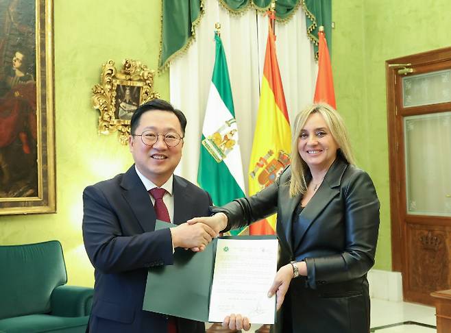 이장우 대전시장과 마리프란 카라소 그라나다 시장이 우호 협약을 갱신한 뒤 기념촬영을 하고 있다. 대전시 제공