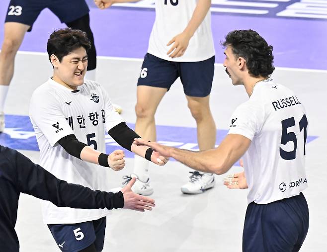 환호하는 유광우와 러셀. 한국배구연맹