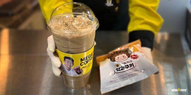 인기 메뉴인 ‘할메가커피’(왼쪽)가 21일부터 200원 올라 2100원에 판매된다. 메가MGC커피