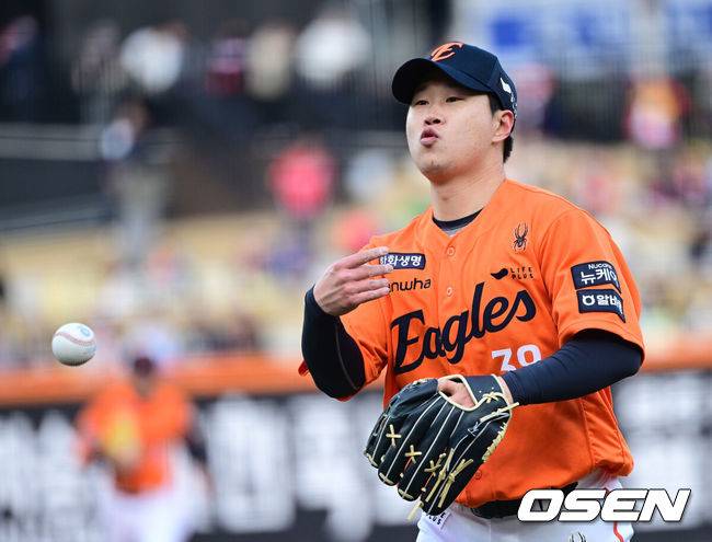 [OSEN=대전, 최규한 기자] 8회초 KIA 공격을 무실점으로 막아낸 한화 투수 김종수가 더그아웃으로 향하고 있다. 2025.03.29 / dreamer@osen.co.kr