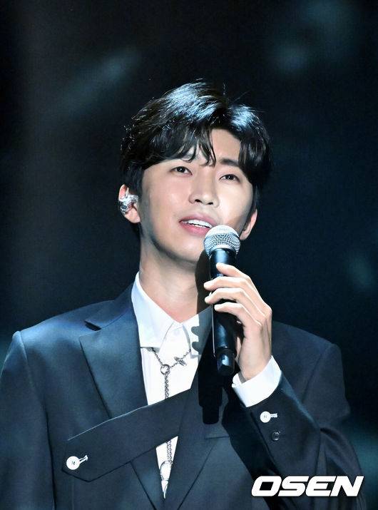 [OSEN=민경훈 기자] 27일 오후 서울 송파구 잠실 실내체육관에서 '제11회 가온차트 뮤직 어워즈'에 앞서 레드카펫 포토월 행사가 진행됐다.가수 임영웅이 열창을 하고 있다. 2022.01.27 /rumi@osen.co.kr