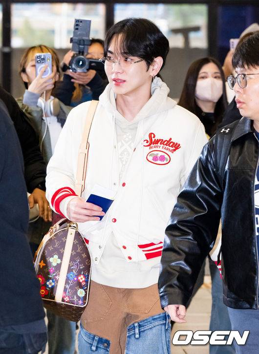 [OSEN=김포공항, 박준형 기자] 그룹 샤이니 멤버 키가 28일 서울 김포국제공항을 통해 해외 일정 참설차 일본 도쿄로 출국했다.키가 속한 샤이니 일곱 번째 단독 콘서트&nbsp;‘SHINee WORLD Ⅶ [E.S.S.A.Y] (Every Stage Shines Around You)’(샤이니월드&nbsp;Ⅶ [E.S.S.A.Y] (에브리 스테이지 샤인스 어라운드 유))는 오는 5월&nbsp;23~25일&nbsp;3일간 서울 올림픽공원&nbsp;KSPO DOME에서 열릴 예정이다.샤이니 키가 출국장으로 이동하고 있다.  2025.03.28 / soul1014@osen.co.kr